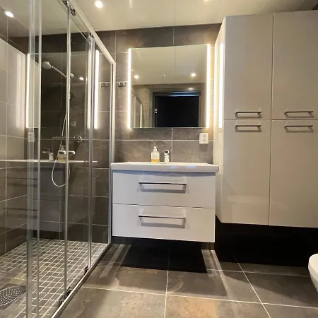 Alpine 아파트 트리실